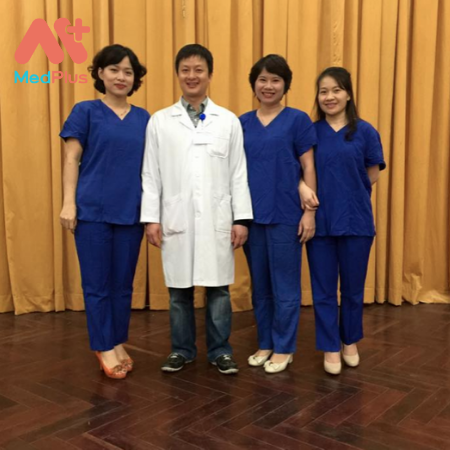 Bác sĩ Thùy Anh (thứ 3) hiện đang điều hành địa chỉ tầm soát dị tật thai nhi hàng đầu Hà Nội